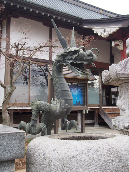 本堂と龍の像